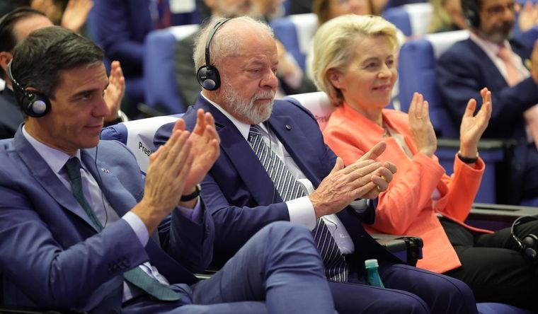 Pedro Sánchez, Luiz Inacio Lula da Silva y Ursula von der Leyen. El presidente del Gobierno de España, Pedro Sánchez, el presidente de Brasil, Luiz Inacio Lula da Silva, y la presidenta de la Comisión Europea, Ursula von der Leyen. Foto: Efe.