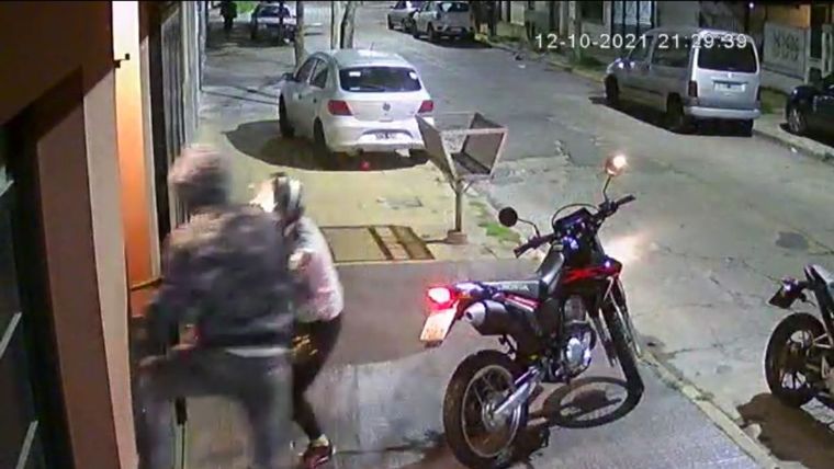 Los delincuentes mataron al policía para robarle la moto