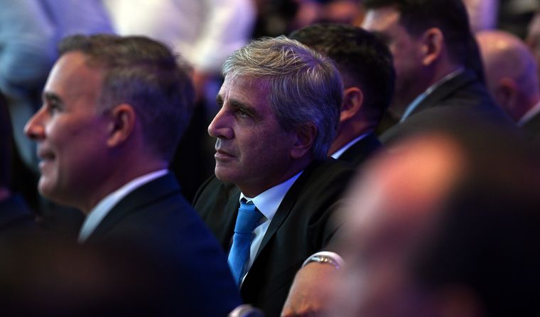 El ministro de Economía, Luis Caputo, negó irregularidades con los créditos hipotecarios.