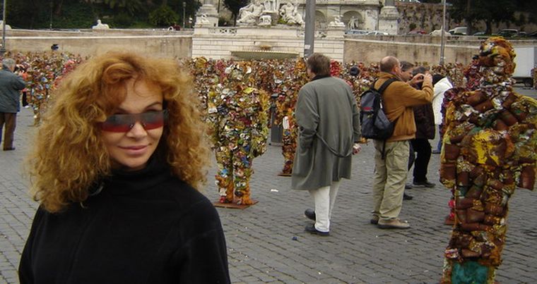 Patricia, amante del arte, posa junto a unas esculturas en París. Foto: Gentileza