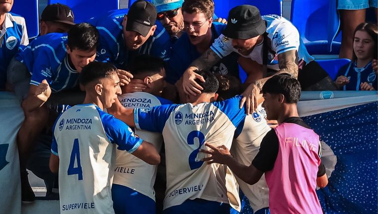 Todos los abrazos son para Vicente Poggi, quien puso el 1-0 parcial para Godoy Cruz frente a Ferro. Todos los abrazos son para Vicente Poggi, quien puso el 1-0 parcial para Godoy Cruz frente a Ferro.