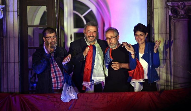 Mario Bergara (2º por la izquierda) celebra su victoria electoral en la intendencia de Montevideo. Foto: Dpa.