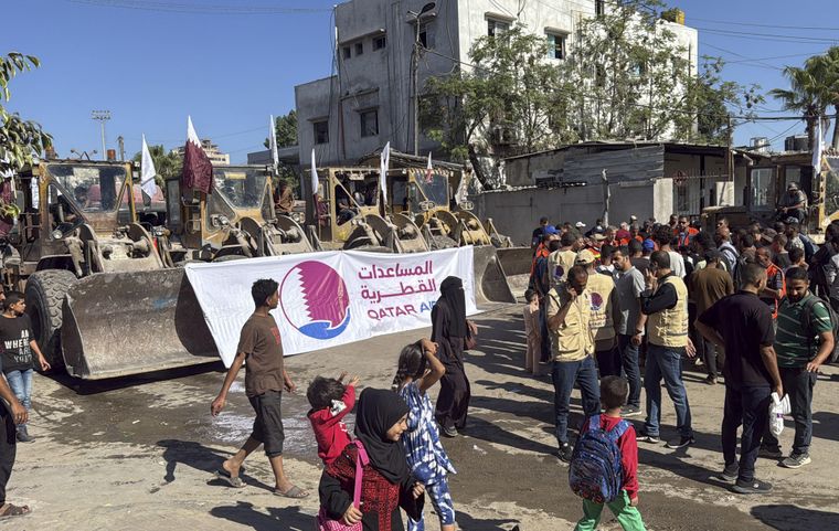 Este martes, comenzaron a remover los escombros por la guerra en la Franja de Gaza.