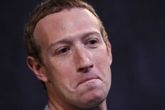 El presidente ejecutivo de Facebook, Mark Zuckerberg, maneja cuatro de las aplicaciones más descargadas de la última década. Foto: BBC Mundo