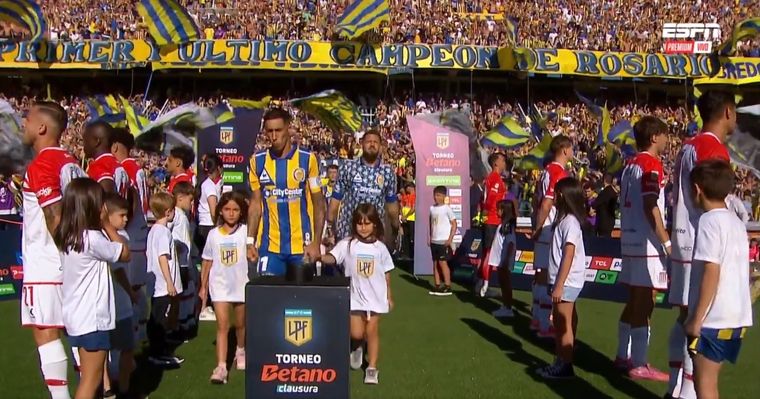Los jugadores de Estudiantes hicieron el pasillo, pero ¡de espaldas! en clara referencia a la disconformidad de la medida de la AFA. Foto: captura de TV. Los jugadores de Estudiantes hicieron el pasillo, pero ¡de espaldas! en clara referencia a la disconformidad de la medida de la AFA. Foto: captura de TV.