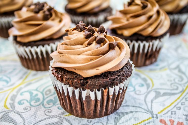 La combinación perfecta del chocolate semi amargo y la pasta de avellanas hacen de estos cupcakes una delicia. Foto: Unsplash