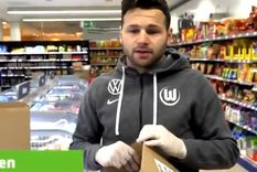 gran gesto: jugadores de wolfsburgo ayudaron limpiar supermercados