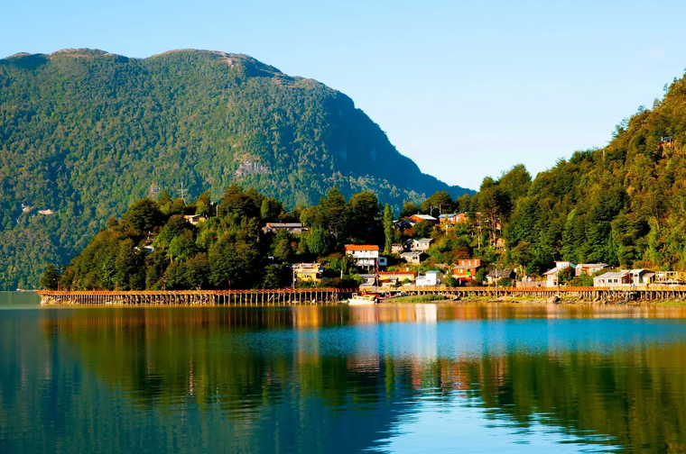 Pasarelas de ciprés, miradores y canales: el pueblo chileno que muchos comparan con Noruega. Pasarelas de ciprés, miradores y canales: el pueblo chileno que muchos comparan con Noruega.