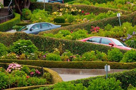 La calle Lombard de San Francisco (EEUU) se terminó de hacer en 1922 y se hizo para reducir la velocidad de los coches en su empinada cuesta. Se aconseja circular a sólo 5 kilómetros por hora. Foto: Neale Clark - admagazine.com