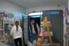 La comerciante recibiendo al acusado. Foto: captura de video.