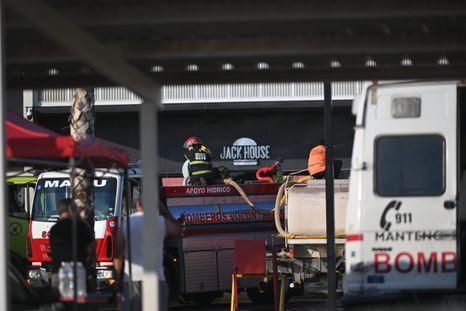 Los trabajos de enfriamiento de los bomberos tras el fuerte incendio en el Tótem Boulevard. Los trabajos de enfriamiento de los bomberos tras el fuerte incendio en el Tótem Boulevard.