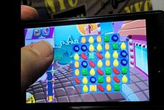 Uno de los juegos favoritos del cura es Candy Crush. Foto: Efe.