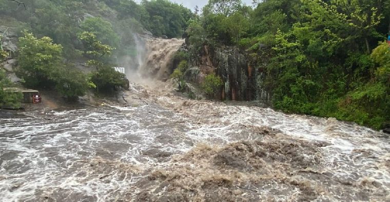 La provincia de Córdoba recibió lluvias intensas que provocaron una crecida impresionante en el arroyo de Tanti.