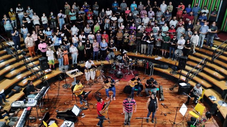 Uno de los ensayos de la poderosa masa coral. Foto: Gentileza Gonzalo Villalba.