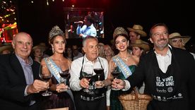 El presidente del Fondo Vitivinícola Bernardo Lanzilotta, la Reina Nacional de la Vendimia 2025 Alejandrina Funes, el gobernador de Mendoza Alfredo Cornejo y la virreina Nacional de la Vendimia 2025 Sofía Perfumo.