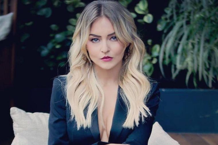 En la playa cubriéndose solo las manos: la foto de Angelique Boyer que voló la red