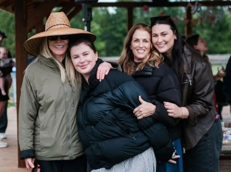 Kim Basinger con sombrero y gafas. Kim Basinger con sombrero y gafas.
