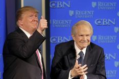 Donald Trump y Pat Robertson en Virginia (EE.UU.), 24 de febrero de 2016. Foto: RT