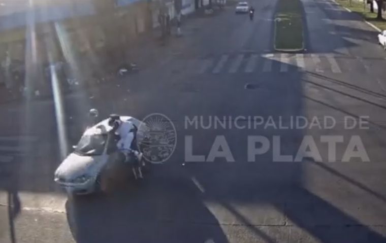 El conductor del auto es buscado por la Policía