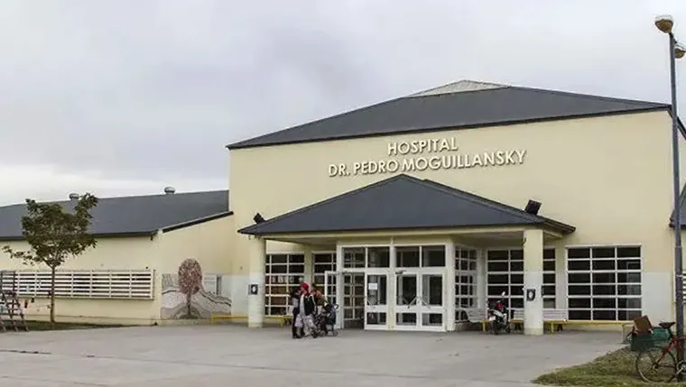 La señora se encuentra hospitalizada en grave estado en el hospital de Cipolletti.