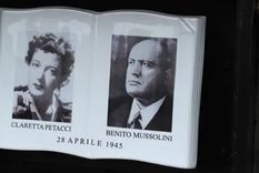 Una placa conmemorativa, inaugurada en 2012, recuerda el lugar donde fueron fusilados Mussolini y su amante, Claretta Petacci, hace 80 años. Foto: BBC
