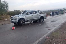 Así quedó la camioneta que volcó con varias personas a bordo.