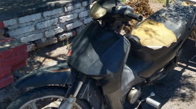 La moto robada que fue recuperada por policías lasherinos.&nbsp;