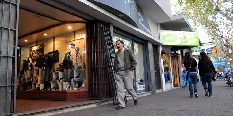 El comunicado enviado por la UEC indica que ese día, para los empleados de comercio, se asimila a los feriados nacionales. Foto: Mediamza.com