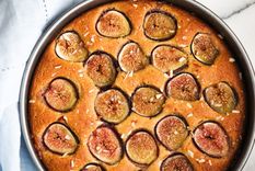 Admira este delicioso bizcocho de higos, perfecto para compartir con tus seres queridos