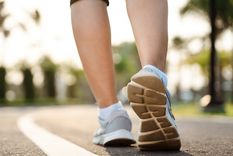 Un estudio analizó cómo ciertos movimientos al caminar pueden influir en la forma en que otras personas interpretan el estado emocional.