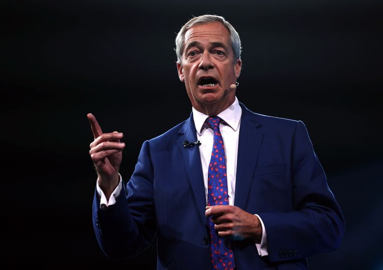 Nigel Farage, líder de Reform UK, capitaliza el descontento interno de los conservadores y se consolida en las encuestas británicas.