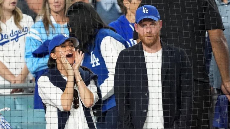 Harry y Meghan asistiendo a un partido de béisbol de los Dodgers de Los Ángeles en octubre de 2025.