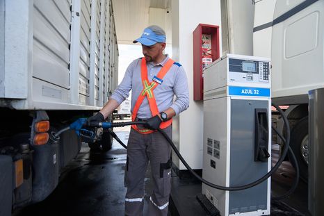 ypf amplia la disponibilidad de azul 32 con modalidad en surtidor en 80 estaciones ypf amplia la disponibilidad de azul 32 con modalidad en surtidor en 80 estaciones