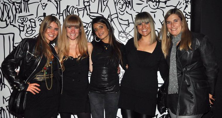 Chicas de negro y portada obligada de la nota: Cecilia Lamantía, Raquel Ojea, Pilar Godoy, Lorena Ortiz y Fernanda Cabrera. Foto: Gerardo Gómez/ MDZ