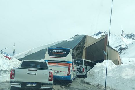 El Paso a Chile sigue cerrado por el temporal en alta montaña, mientras las autoridades esperan una mejora recién desde el 31 de agosto.