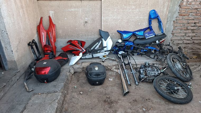 Algunas autopartes de motos secuestradas en los allanamientos en Ciudad.&nbsp;