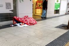 Para ayudar a las personas en situación de calle hay teléfonos disponibles. Para ayudar a las personas en situación de calle hay teléfonos disponibles.
