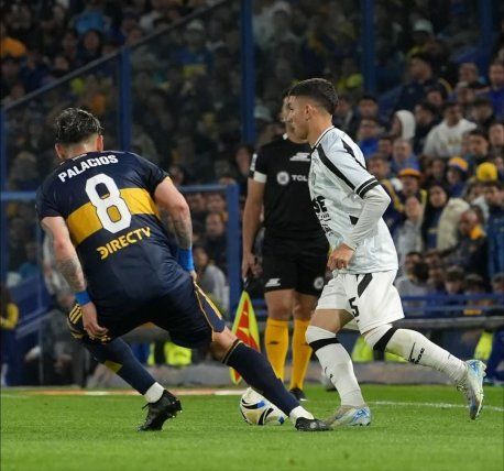 El volante ofensivo enfrentando a Boca en la Bombonera. Foto: franco.alfonsoo