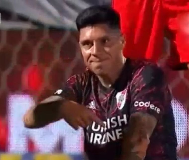 El mendocino se señala el codo y pide asistencia inmediata Foto: captura de TV