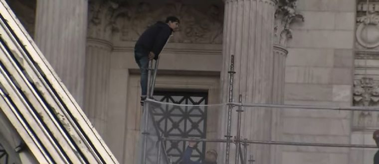 El hombre lleva más de una hora colgado