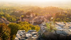 Un pueblo de arte y murallas que invita a recorrerlo despacio entre pórticos, plazas y vistas a los viñedos.