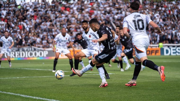 El Lobo no jugó un gran partido, pero le bastó con ser superior por momentos a su rival y con el gol de Antonini. El Lobo no jugó un gran partido, pero le bastó con ser superior por momentos a su rival y con el gol de Antonini. 