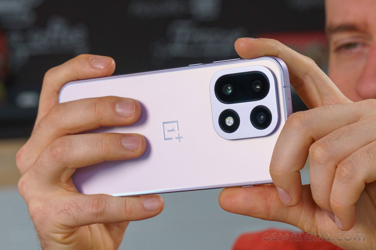 El OnePlus 15 adopta un diseño renovado con bordes planos y materiales que varían. El OnePlus 15 adopta un diseño renovado con bordes planos y materiales que varían.