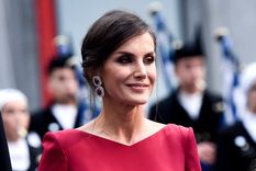Letizia Ortíz se presenta como una fanática del rojo y nos lo muestra en tres looks Foto: Vogue Letizia Ortíz se presenta como una fanática del rojo y nos lo muestra en tres looks Foto: Vogue