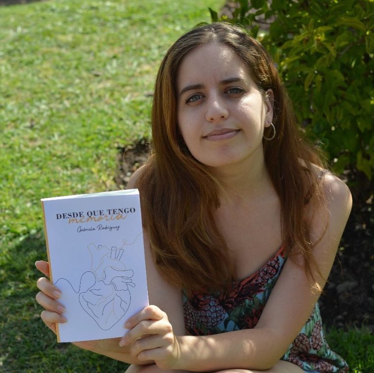 Gabriela Rodriguez con el libro que escribió recordando a su mama Silvana.