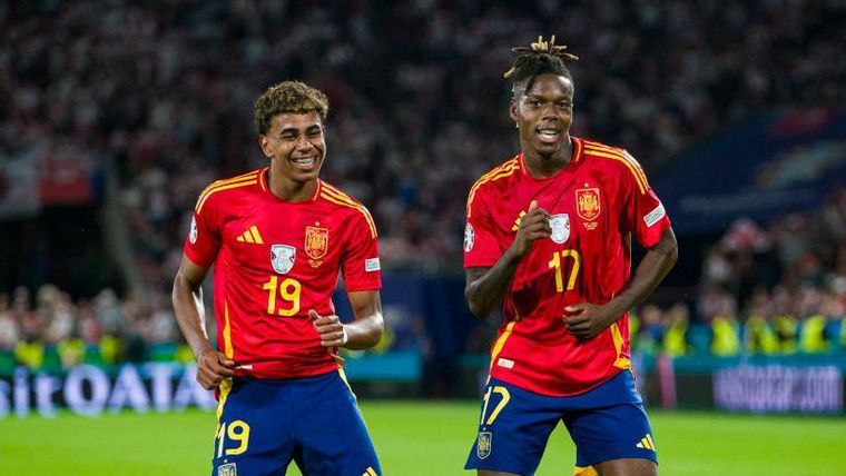 España encabeza la lista de favoritos para quedarse con la Copa del Mundo. España encabeza la lista de favoritos para quedarse con la Copa del Mundo.