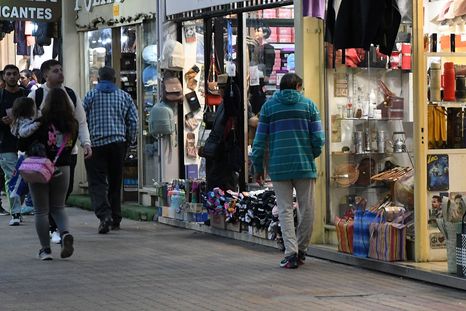 El comercio minorista tuvo en agosto una caída de 2,6% interanual en las ventas. El comercio minorista tuvo en agosto una caída de 2,6% interanual en las ventas.