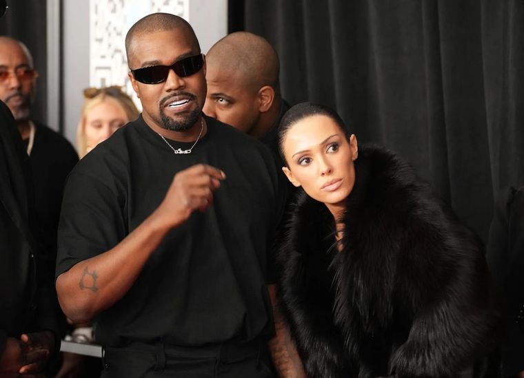 Bianca Censori y Kanye West en un paseo inesperado. Foto: Archivo