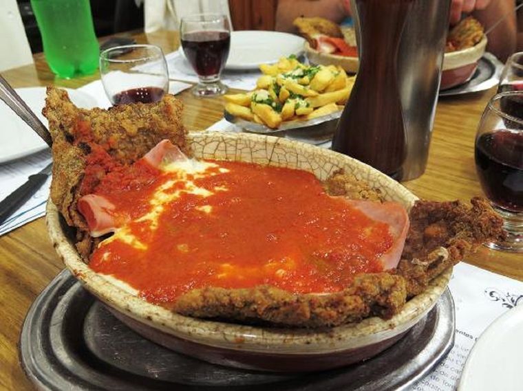 La milanesa a la napolitana es la estrella de este bodegón Foto: MDZ