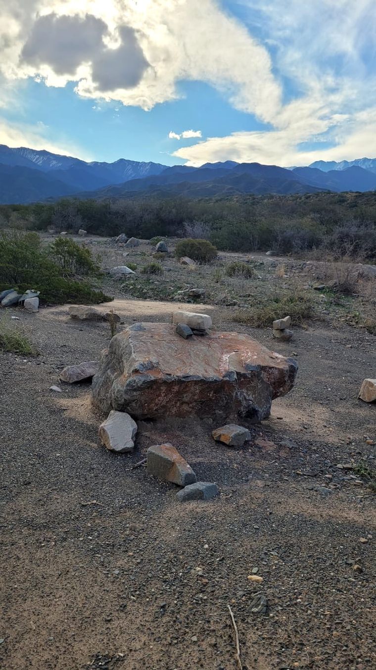 La piedra se ubica al borde un cauce seco.
